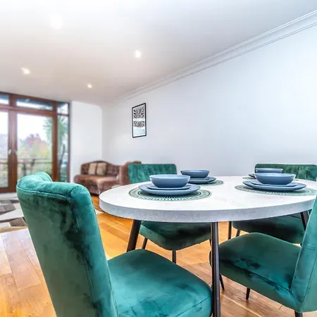 Lovely 2 Bedroom By The Docks